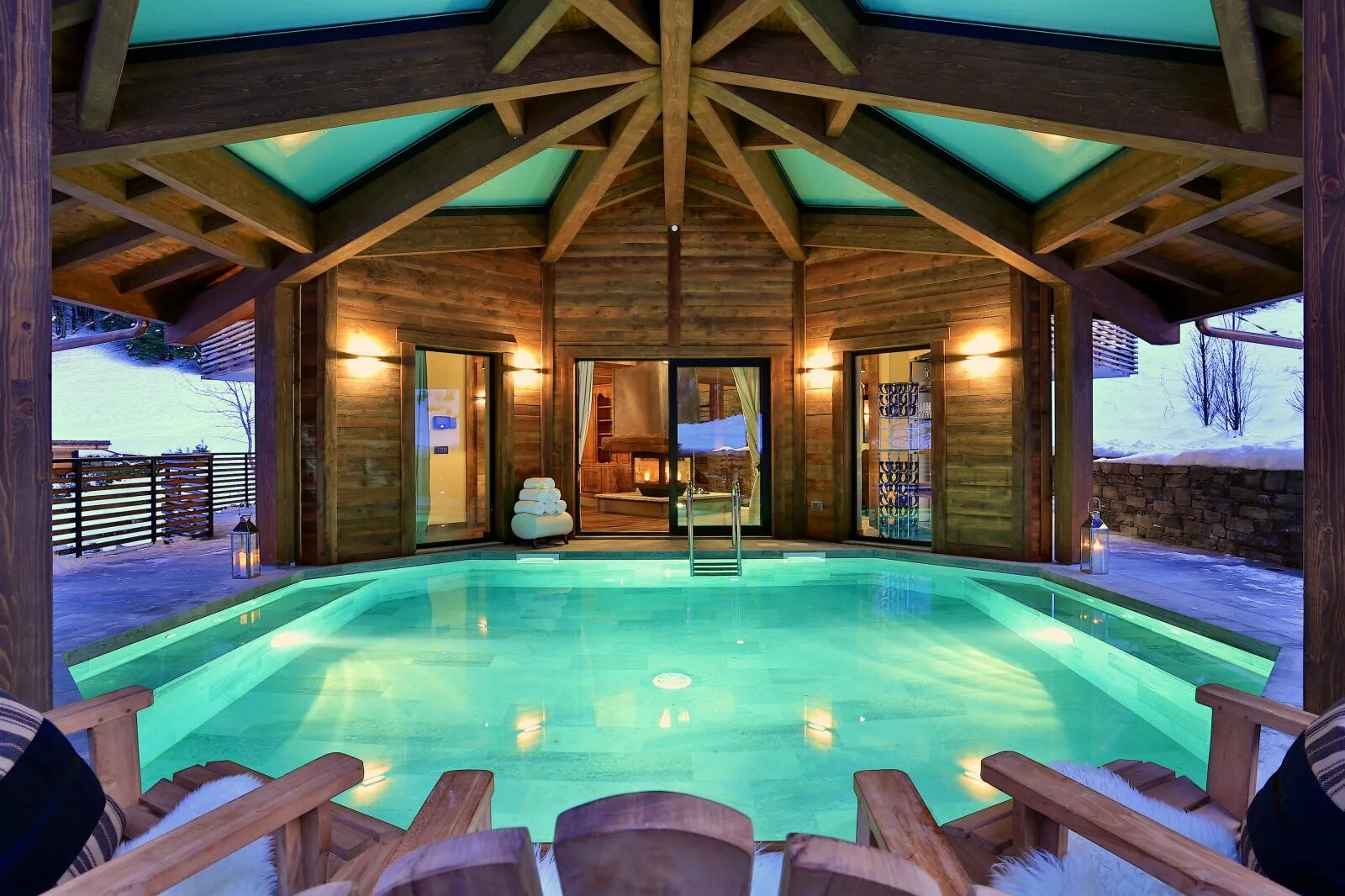 Шале в куршевеле бассейн. Шале в вербье. Шале с бассейном. Дом в стиле шале с бассейном. Бассейн в шале.