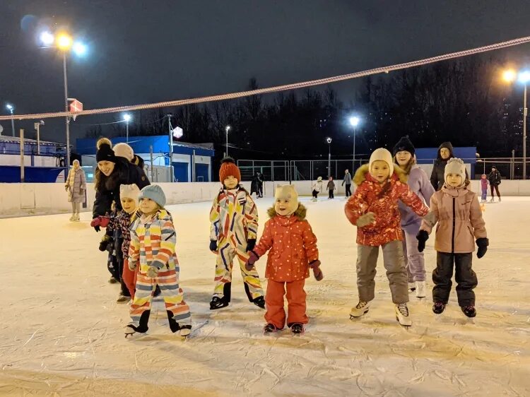 Каток 50 лет. Каток в парке 50 летия октября. Каток дружбы в парке 50-летия октября. Дети на катке. Лед каток.