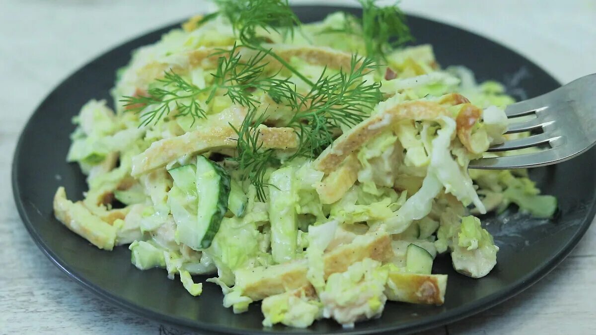 Салат с запеченной куриной грудкой. Салат овощной с яичными блинчиками. салат с курицей овощами и яичными блинчиками. салат с окорочком и яичным блином. салаты с яичными блинчиками на праздничный стол.