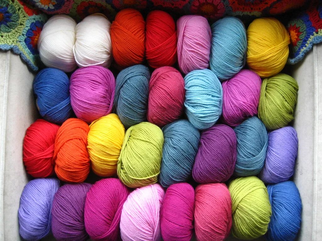 Яркие нитки. Разноцветная пряжа. Яркая пряжа. Разноцветные нитки для вязания.