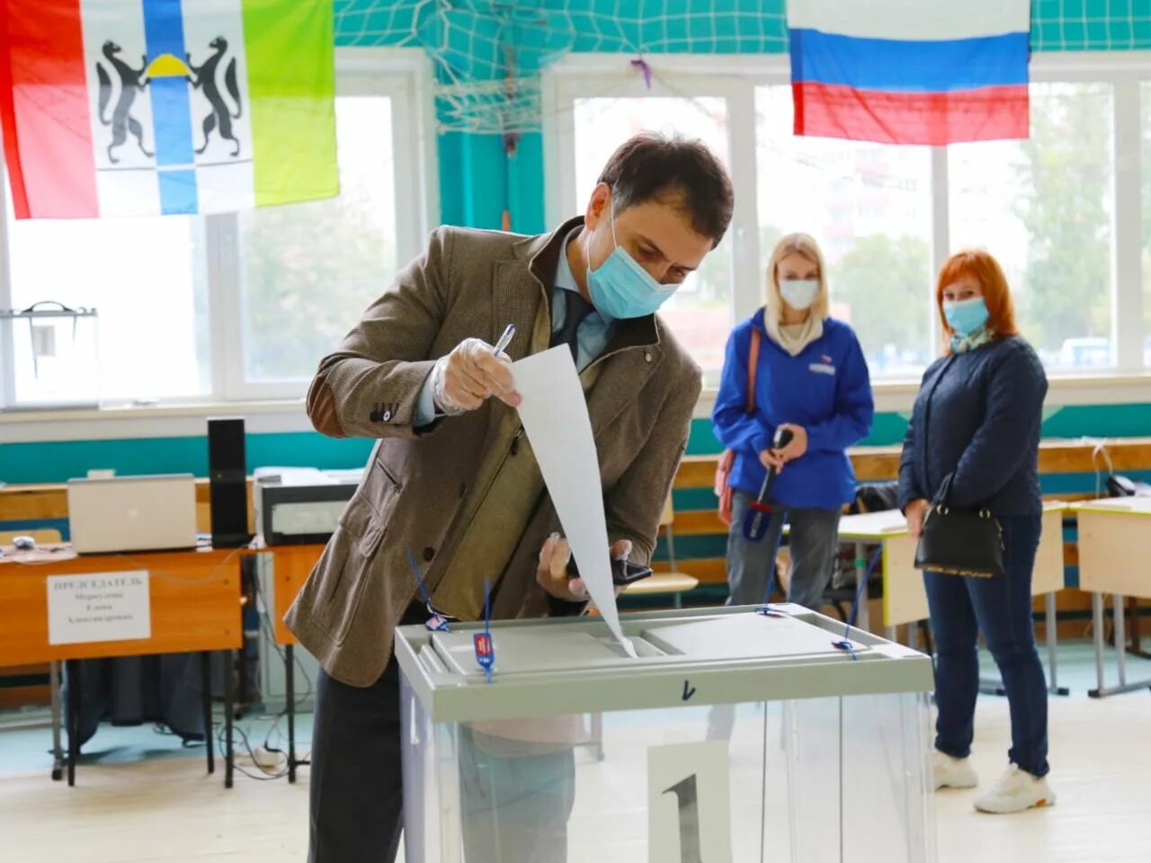 Сегодня первый день голосования. Единый день голосования Новосибирская область. Люди на избирательном участке. Активности на избирательных участках. Избирательное право фото.