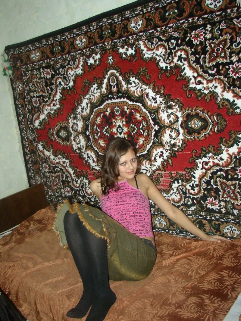 Женщина на фоне ковра. Фотосессия с ковром. Девушка на ковре. Женщина на фоне ковра. Девушки на фоне ковра.