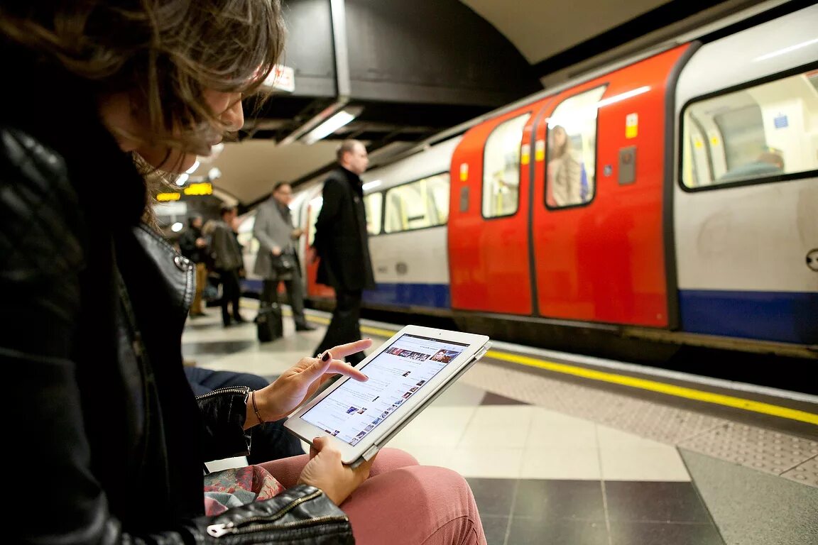 Метро через телефон. Wi-Fi в Московском метрополитене. Вай фай в Московском метро. Вай фай в метро Москвы. Смартфон в метро.