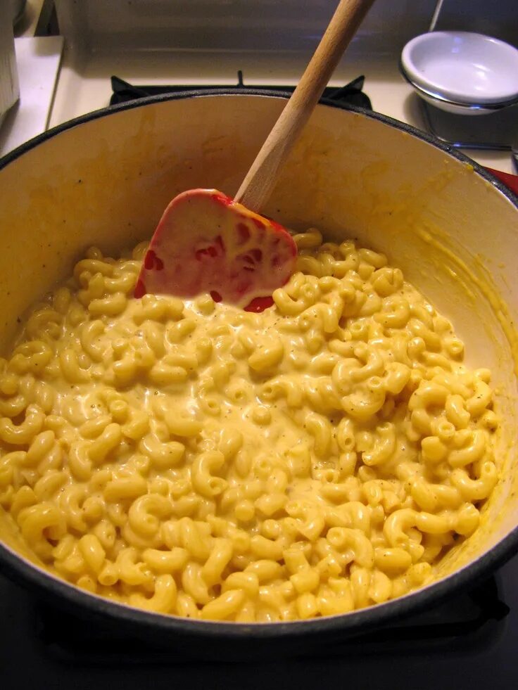 Лапша с сыром на сковороде. Сырная лапша. лапша cheese. лапша с пармезаном. лапша сырая.