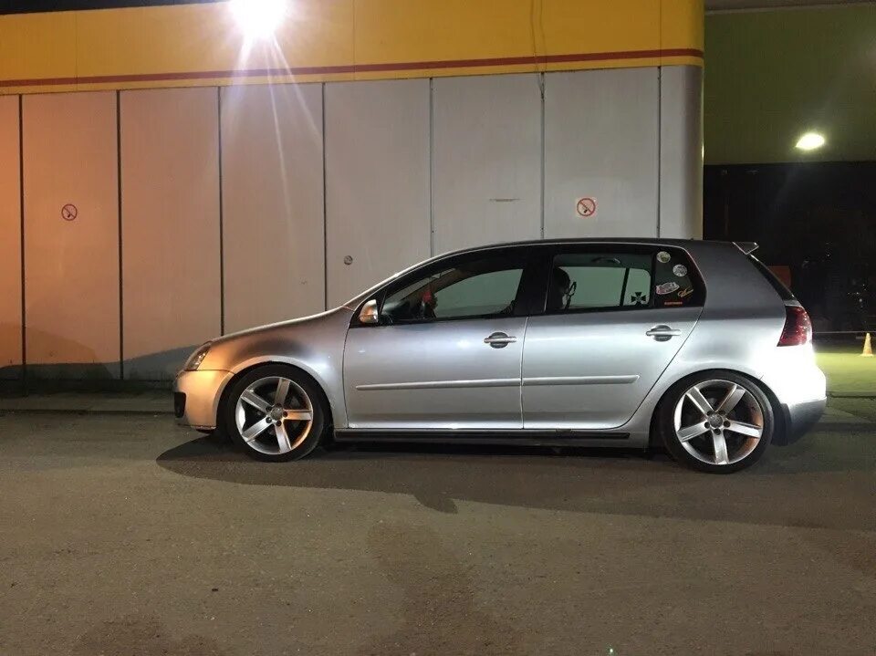 Фольксваген гольф 5 колеса. Фольксваген гольф 5 колеса. Golf 4 на дисках porsche. Golf 5 r16. Golf 5 gti detroit.