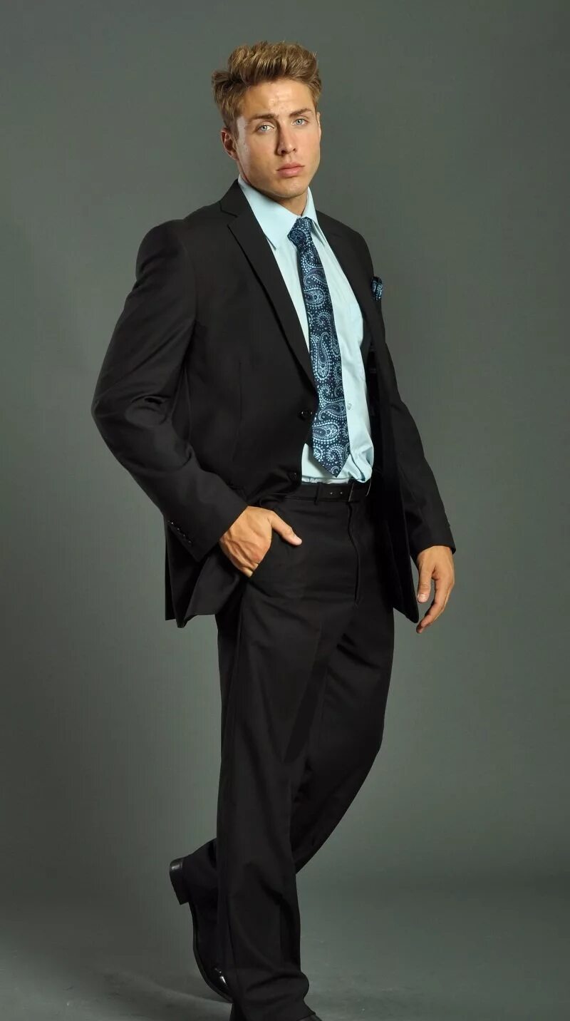 Криштиану роналду в полный рост. Одежда для мужчин. Смокинг массимо дутти. Черный классический костюм. Классический образ мужчины.