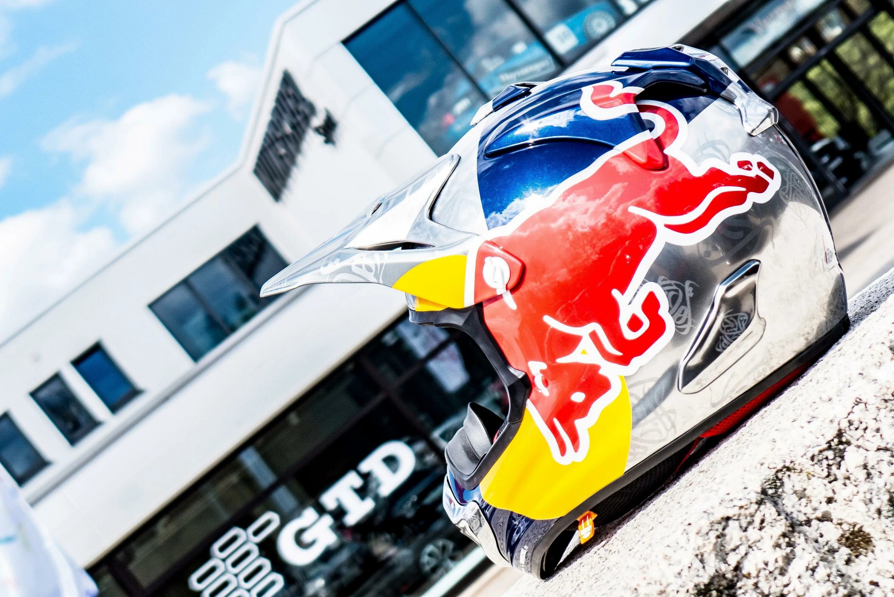 Red bull mobile. Наклейки Red bull на шлем. Шлем для redbull Rampage. Стикеры на шлем Red bull. Велошлем ред Булл.