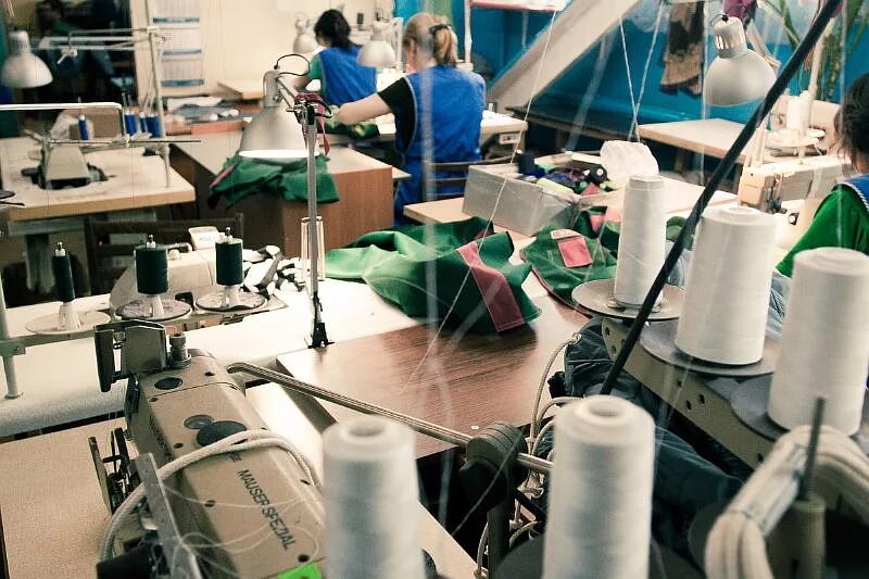 Платье пошив фабрика. Швейный цех. Фабрика по пошиву одежды. Фабрика по пошиву. Швейный цех по пошиву спецодежды.