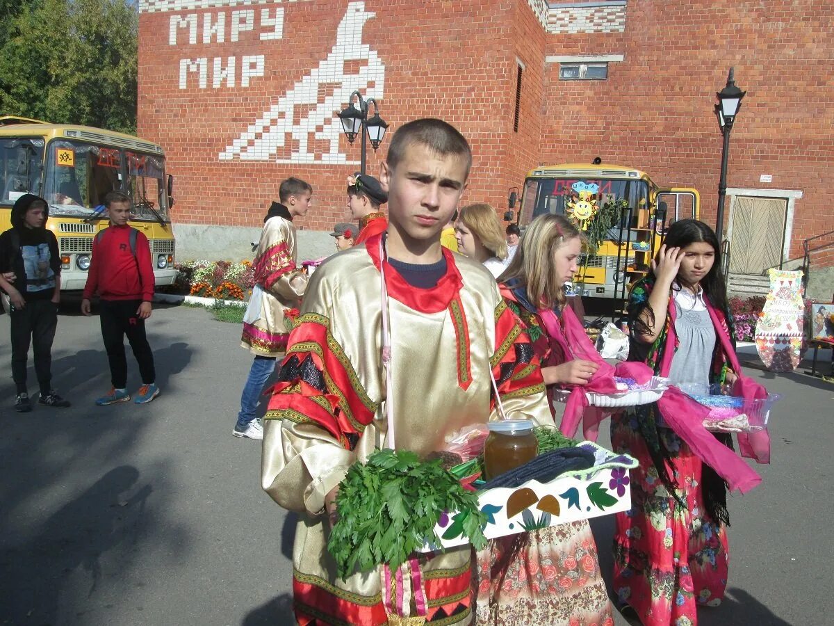Коробейники на ярмарке. Лотки для ярмарки. Коробейники на масленицу. Коробейник женщина. Масленица ярмарка.