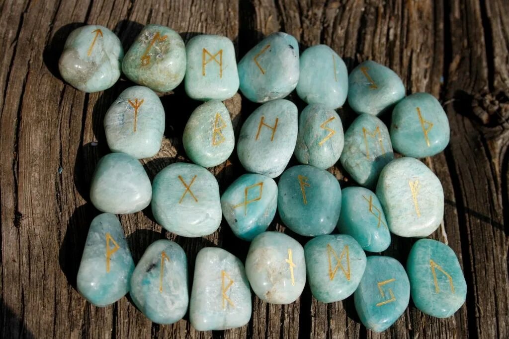 Бусина амазонита в сколе\. Глыбы и валуны. Букв в виде камня. Каменные буквы. Букв в виде камня.