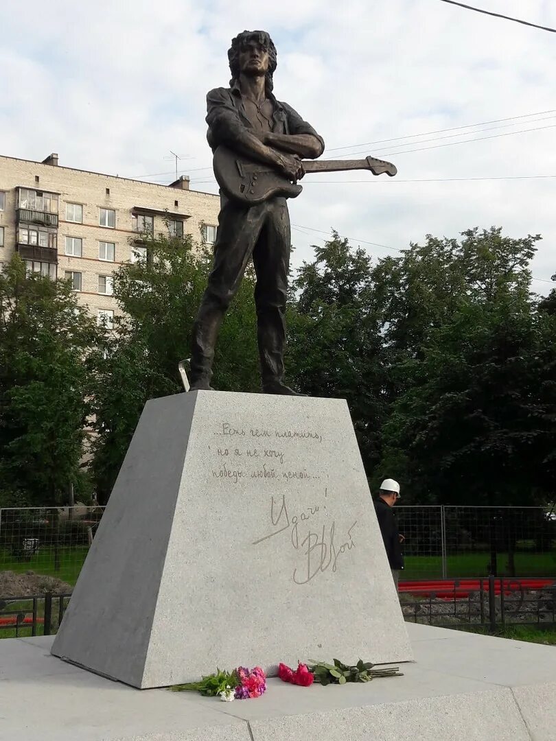 Памятник Виктору Цою в Санкт-Петербурге. Памятник Виктору Цою. Проспект ветеранов памятник Виктору Цою. Памятник Цою в Питере на проспекте ветеранов. Где памятник цою