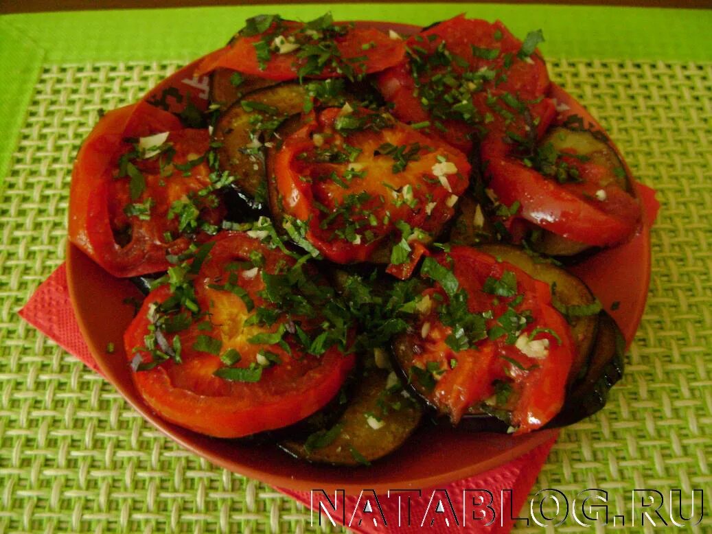 Баклажаны с помидорами без чеснока. Баклажаны с помидорами и чесноком. Баклажаны с помидорами и чесноком закуска. Закуска из баклажанов с помидорами и чесноком. Баклажаны помидоры рубленый.