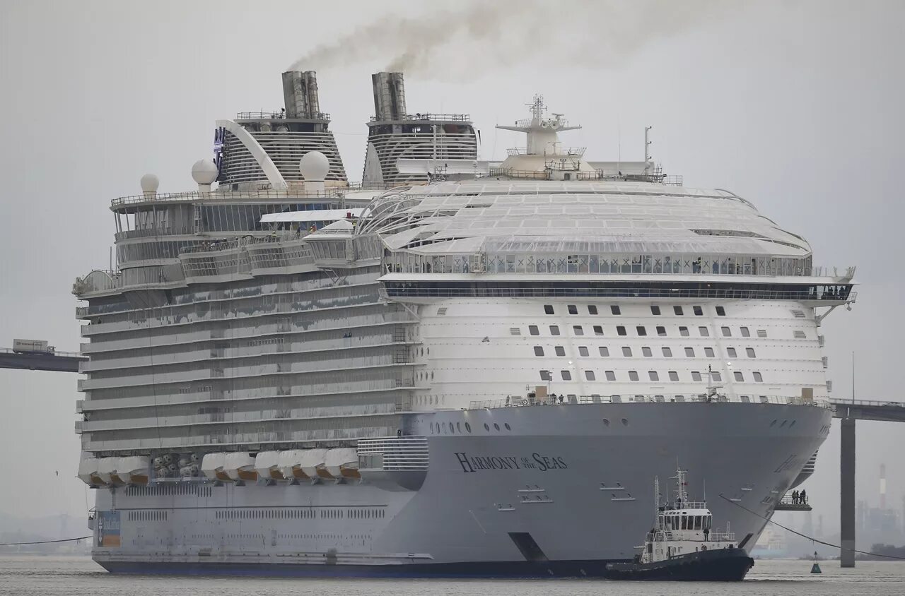 Список самых больших судов. Harmony of the Seas («Гармония морей»). Самый большой круизный лайнер в мире. Harmony of the Seas и Титаник. Harmony of the Seas круизный лайнер.