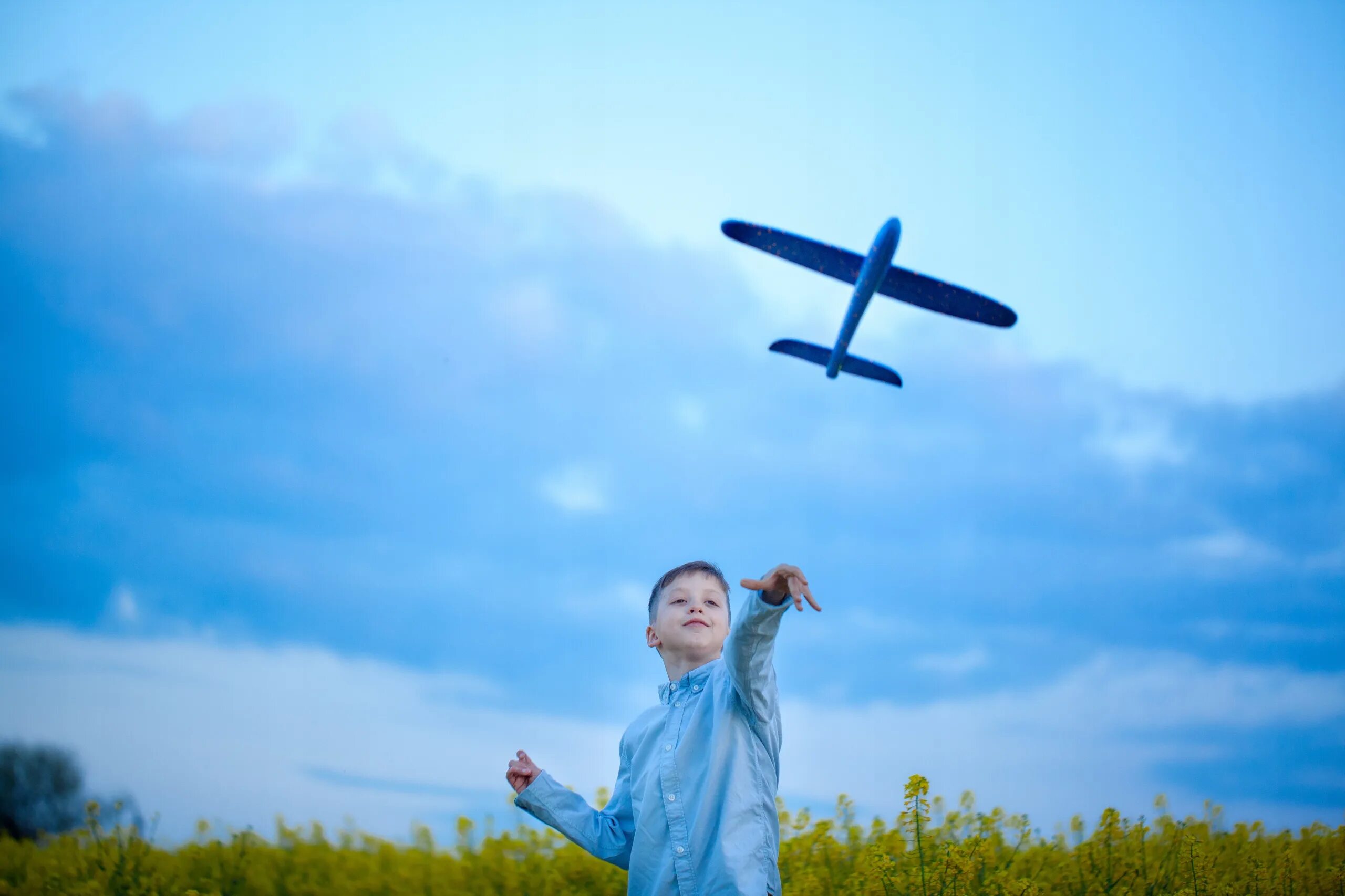 Мальчик с самолетиком. Ребенок с бумажным самолетиком. Самолет для детей. Мальчик с бумажным самолетиком. Самолет кидать