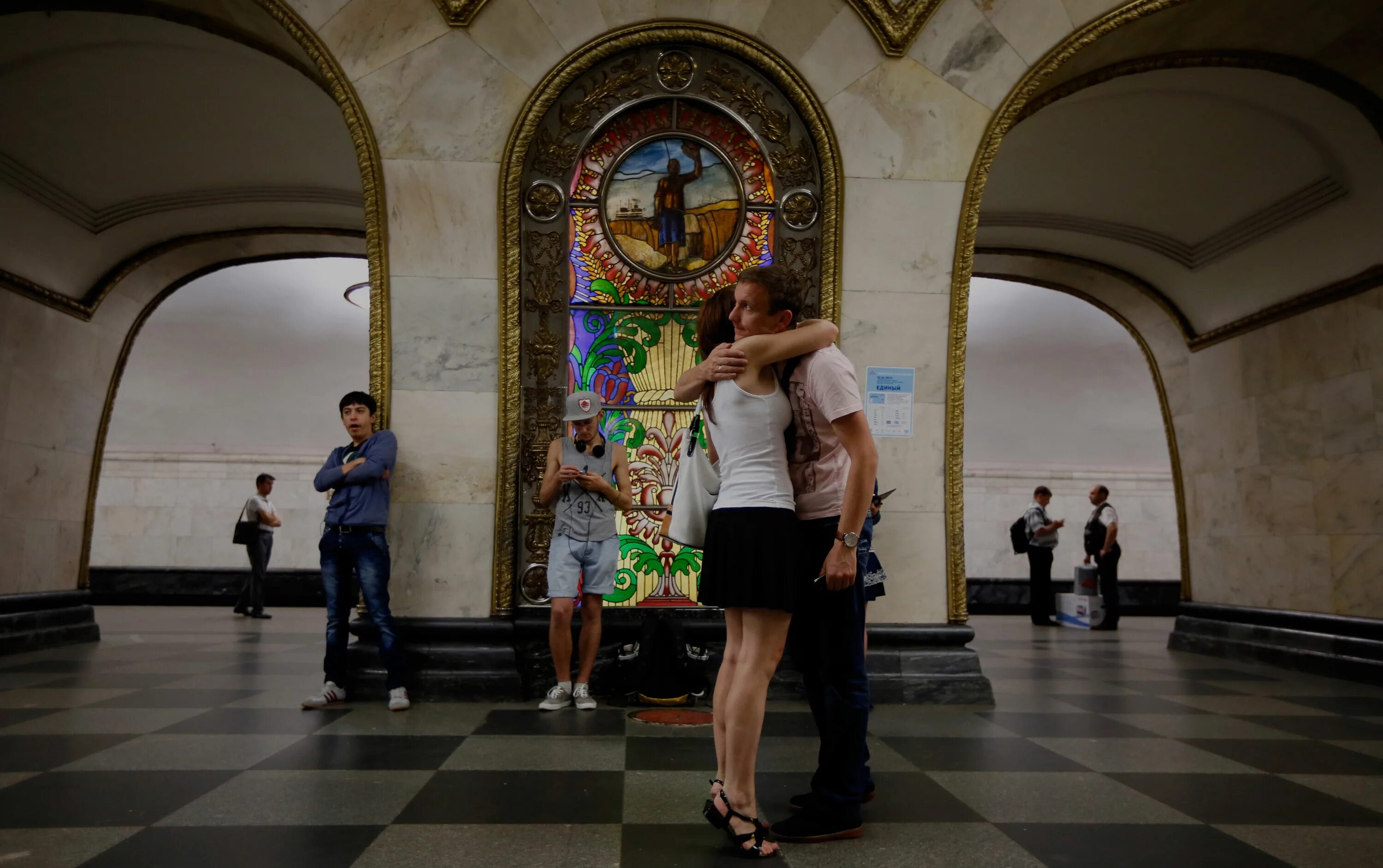 Поставь время на станции. Люди на станции метро. Фотосессия на станции метро. Фотосессия в Московском метро. Люди в метро Москвы.