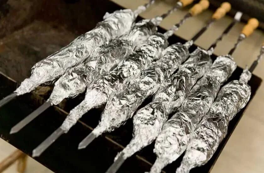 Шашлык на шампуре. Картошка на мангале в фольге. Картошка на мангале в фольге. Картошка с грибами в фольге на мангале. Картофель с салом на мангале.