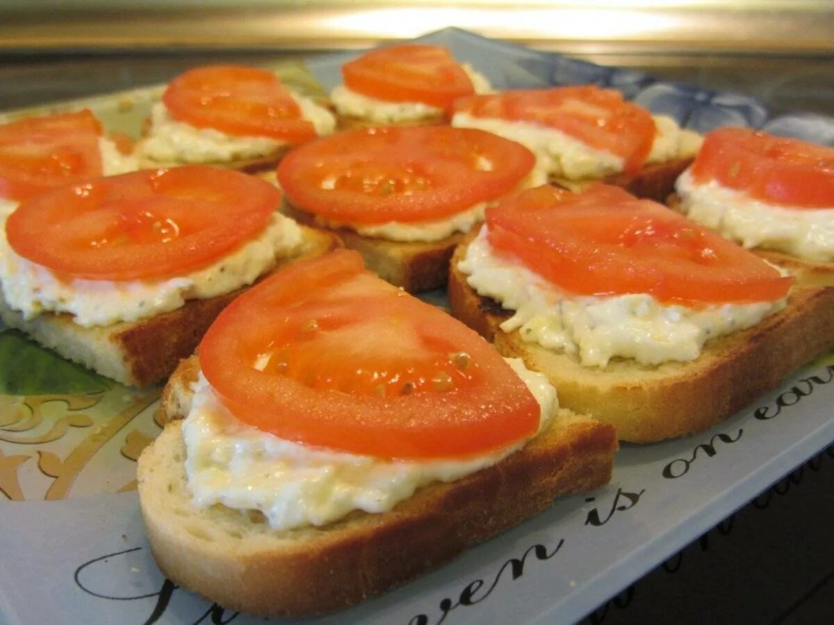 Рецепты бутербродов сыром чесноком. Бутерброды с помидорами и сыром. бутерброды с помидорами и сыром и чесноком. бутерброды с сыром и чесноком. гренки с помидорами и сыром.