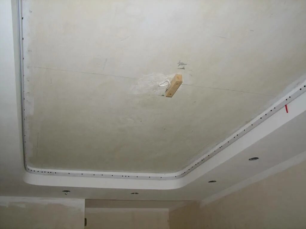 Гипсокартон под натяжной потолок. Потолки из гипсокартона. Подвесная проводка на потолке. Потолок с коробом по периметру. Гипсокартонный карниз для штор.