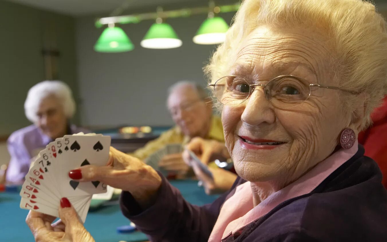 Развлечения для пожилых. Игровая терапия для пожилых. Хобби для пожилых. Увлечения пожилых людей. Пожилые люди играют.