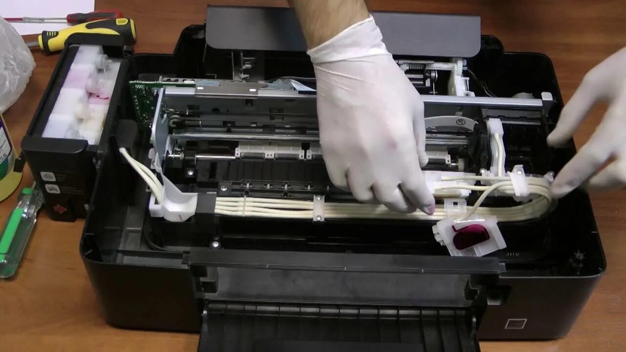 Как почистить дюзы в принтере. Epson l200. СНПЧ Epson l200. Принтер Epson l200. Epson l800 картриджи каретка.