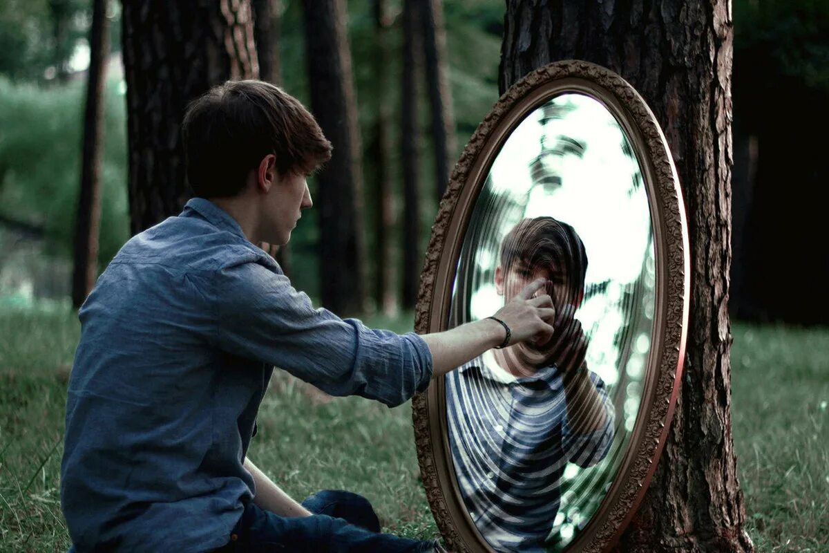 Людей но и понять самого себя. Отражение в зеркале. Фотосессия с зеркалом. Человек в зеркале. Отражение человека в зеркале.