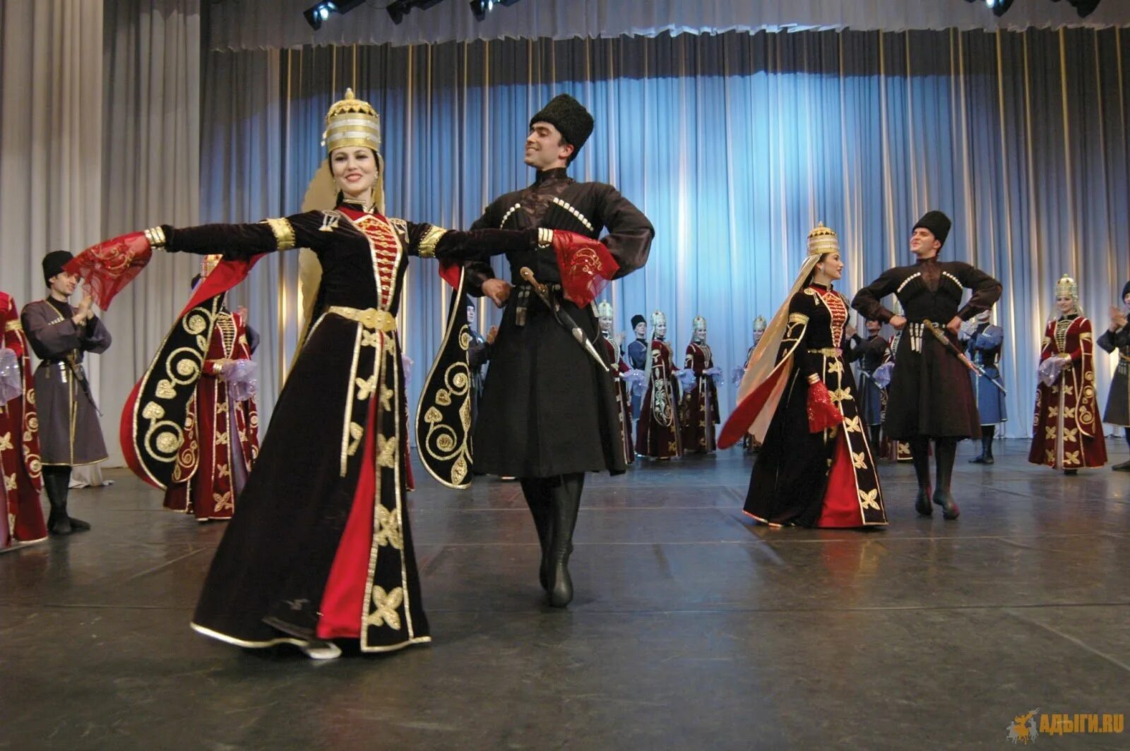 народное творчество адыгов. промысел черкесов адыгейцев. изделия аси еутых. золотошвейные изделия адыгеи. национальная одежда кабардинцев.