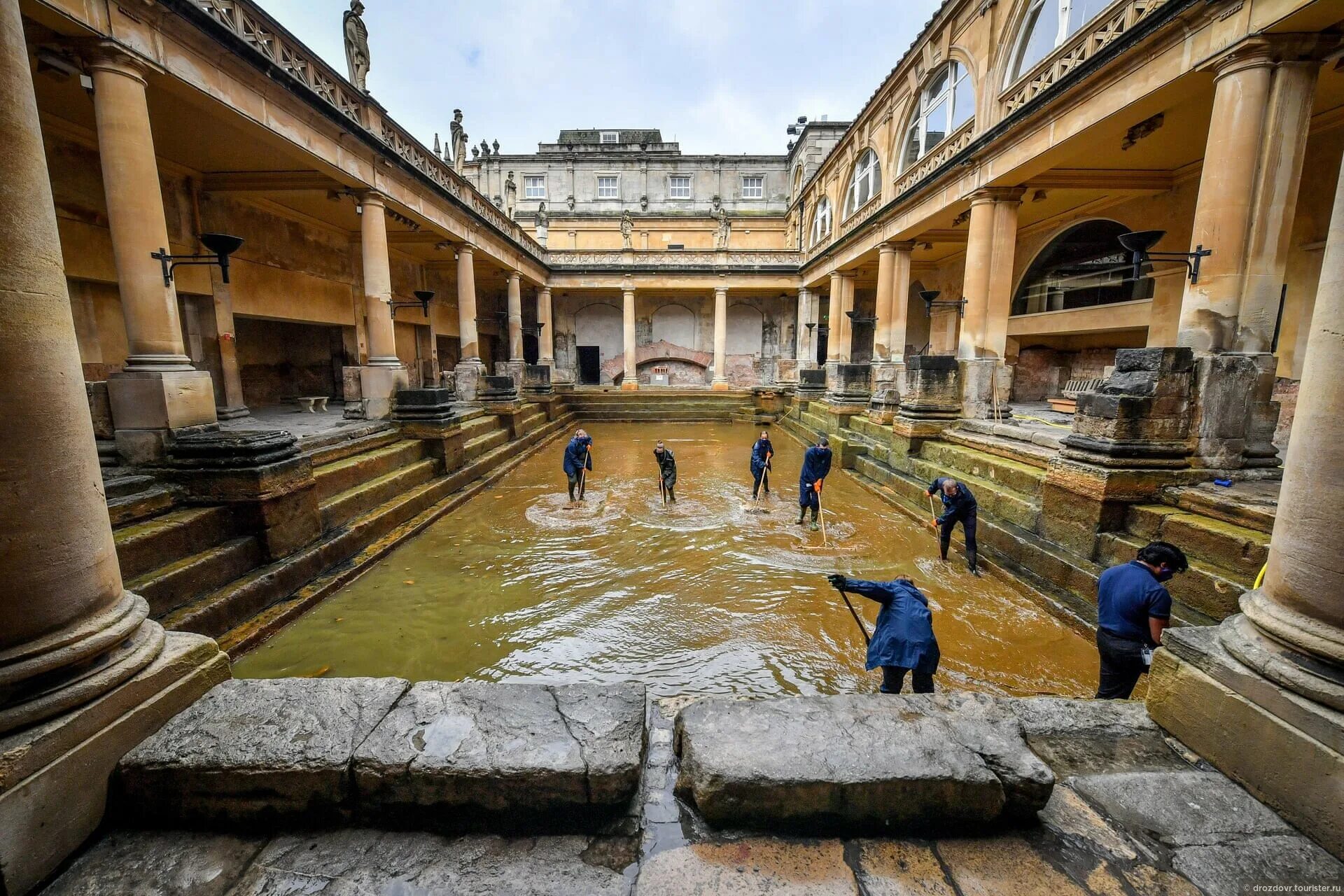 Roman baths. The great bath. Бани в бате. Aquae sulis roman city reconstruction. The great bath.