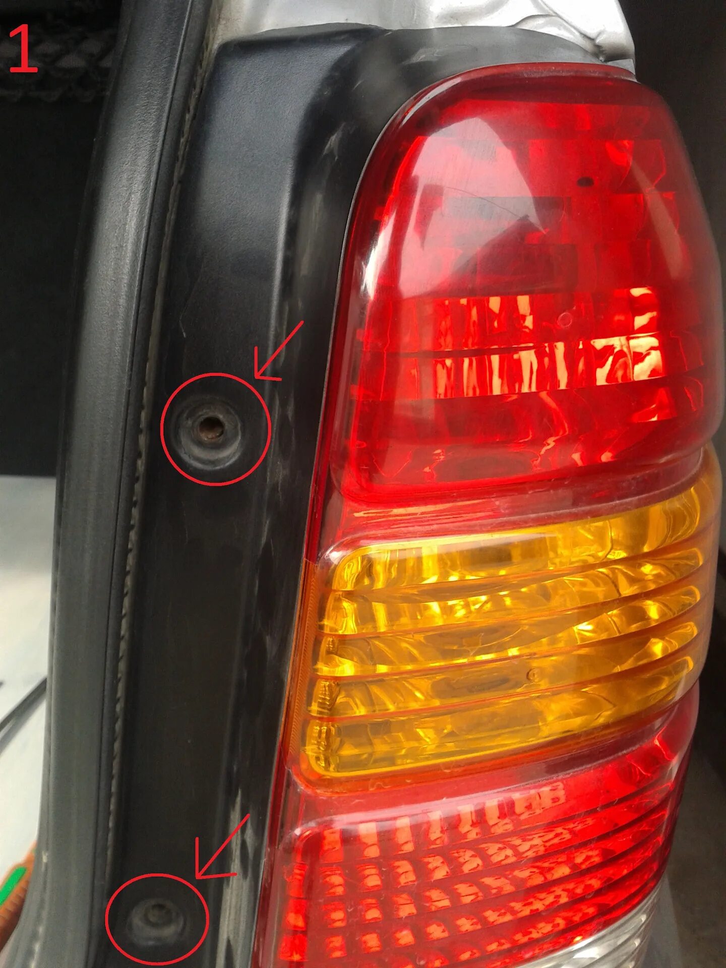 Замена лампочки в заднем фонаре - Nissan Pixo, 1 л, 2010 года своими руками DRIV