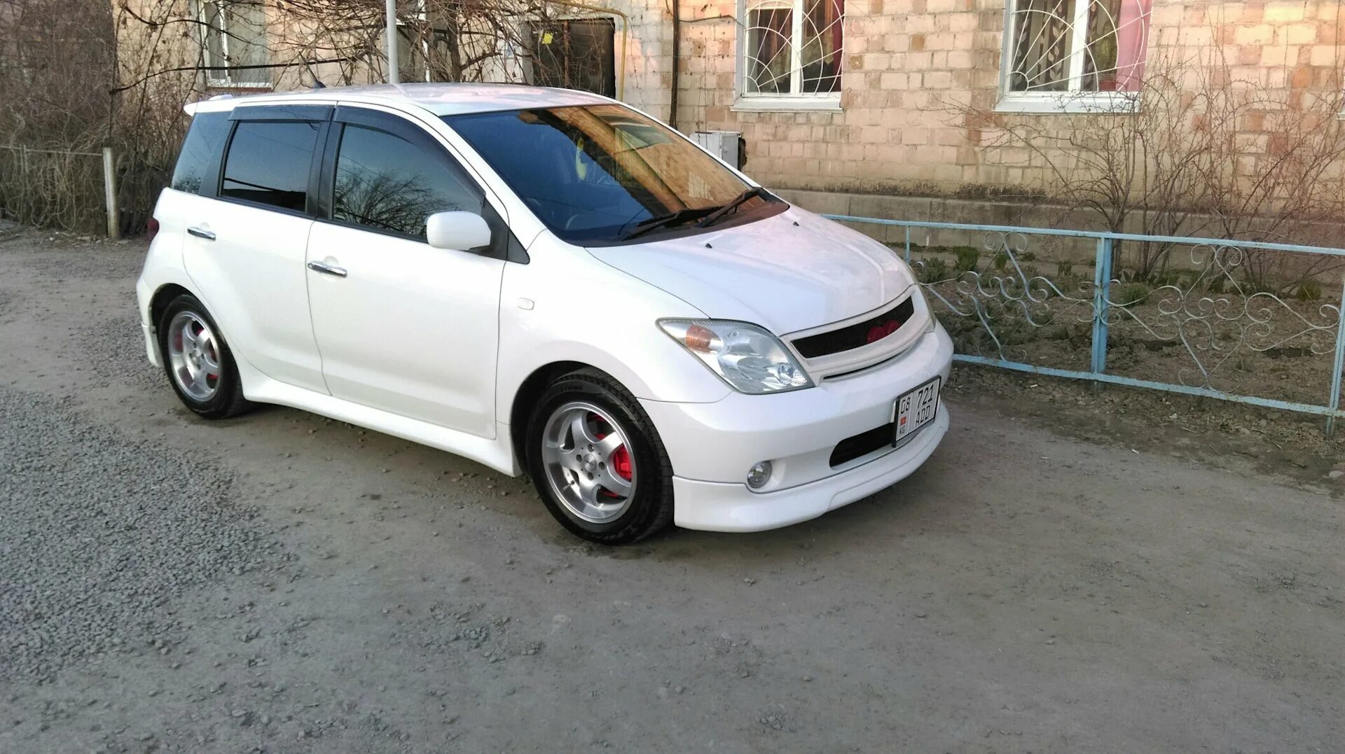 Тойота Ист 1.3 2003 в обвесе. Тойота Ист с обвесами 2003. Тойота Ист 2009. Toyota ist на BBS.