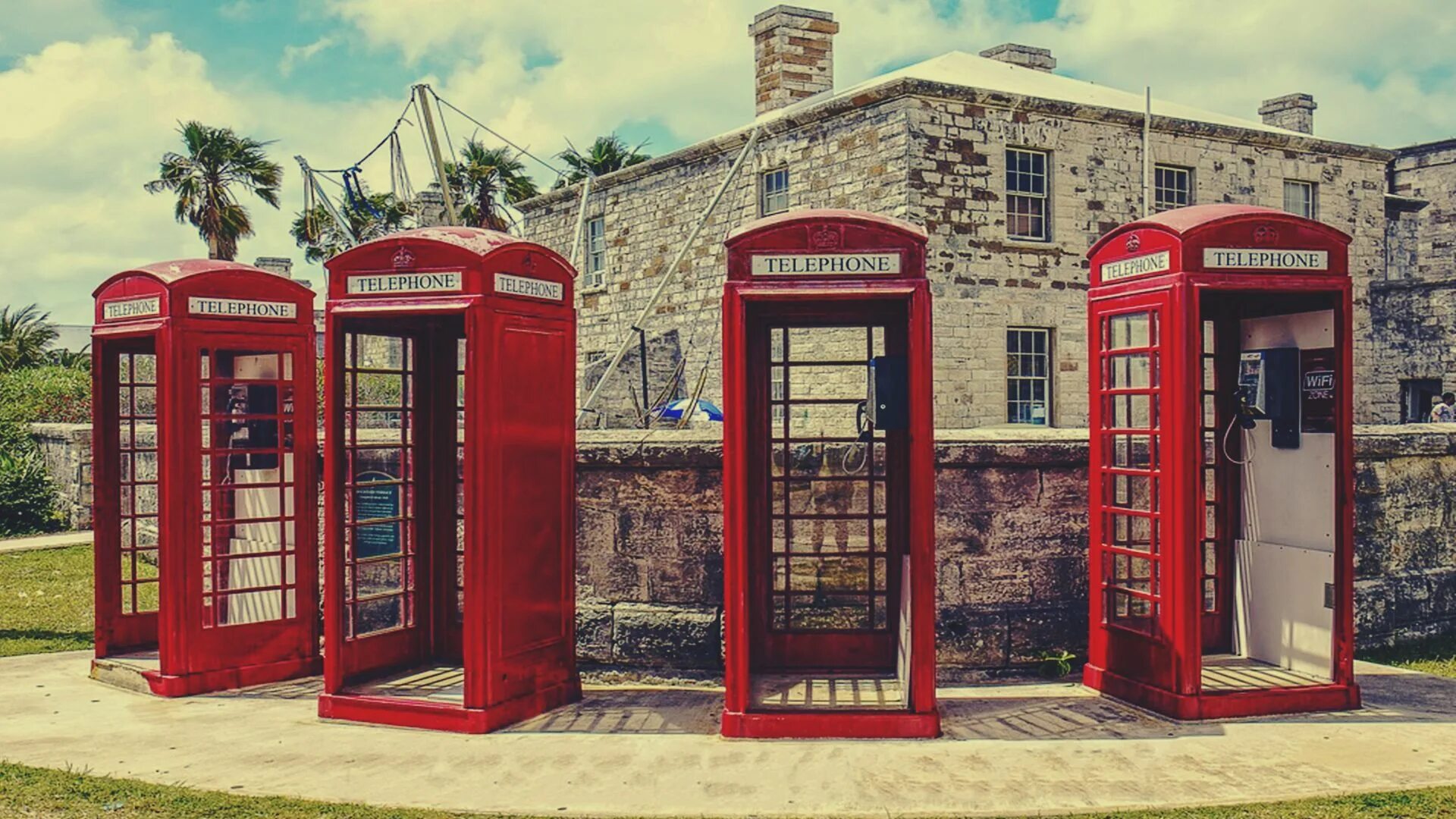 Фото на улице на телефон. Телефонная будка Phone Booth. Красные Телефонные будки в Англии. Red Phone Booth London. Таксофон в Англии.