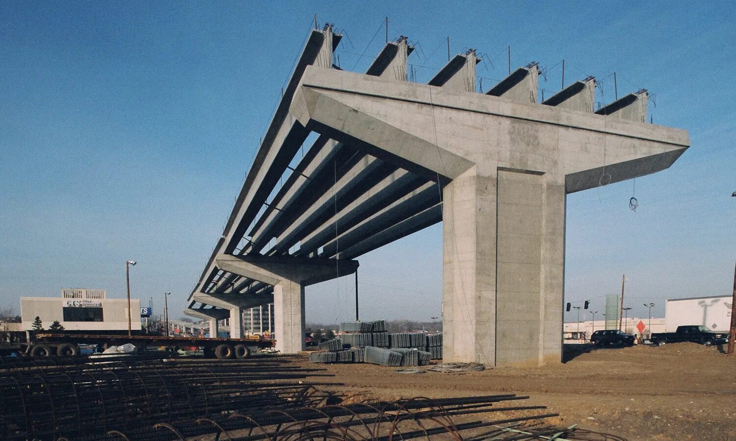 Монолитные мосты. Железобетонная балка Эстакадная. МЖБК мостовой пролет. Железнодорожный мост коробчатое железобетонное. Промежуточные опоры балочных мостов.