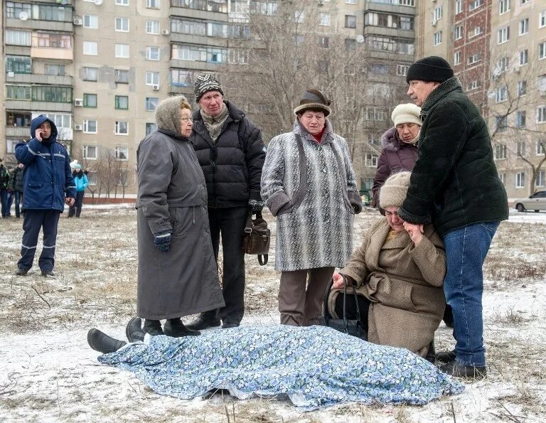1 февраля 2015 года. Мирные жители в Краматорске. Убитые мирные жиетлив Украине.