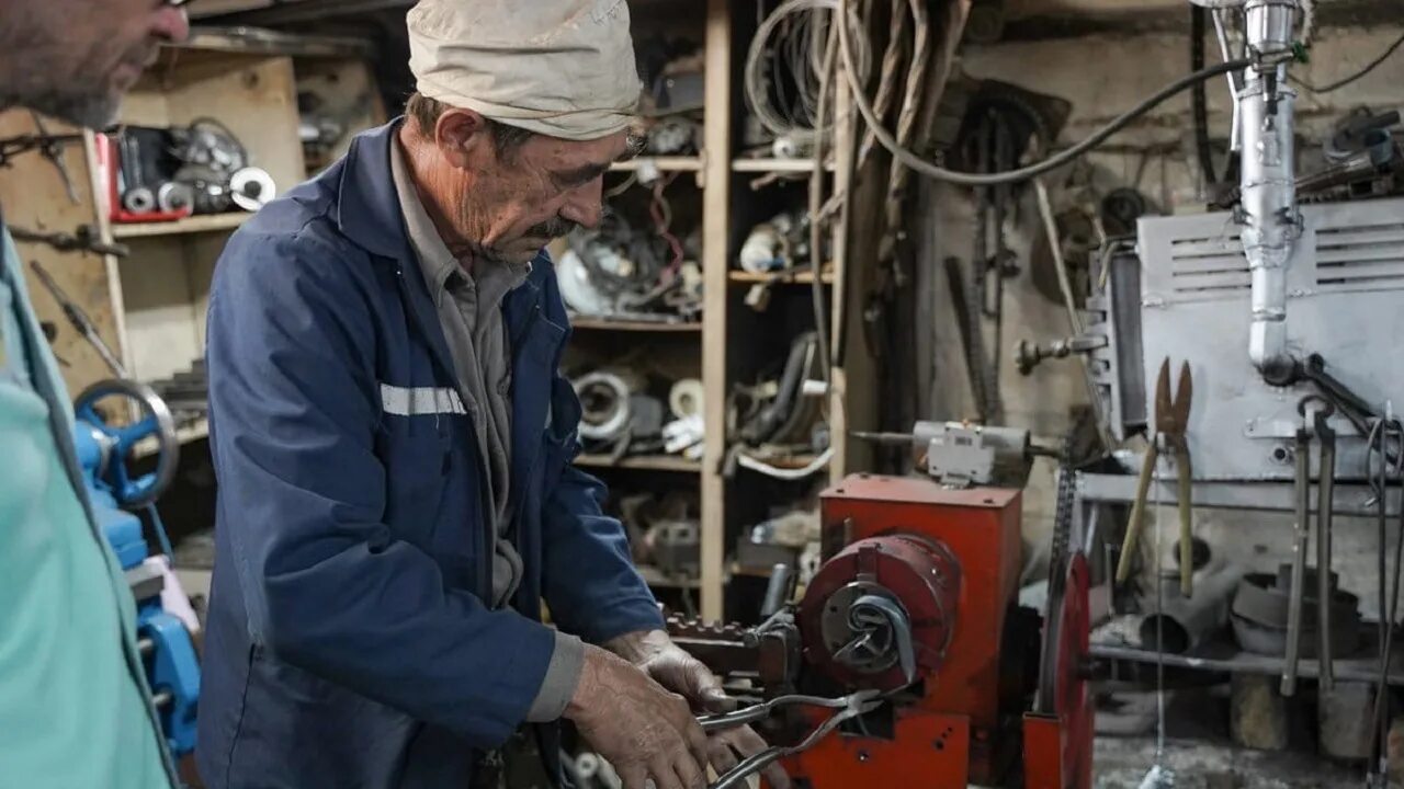 Челябинские умельцы. Уральские умельцы стс. Петля времени фильм 2012. Шоу уральских пельменей ночное хулиганство. Дмитрий губерниев.