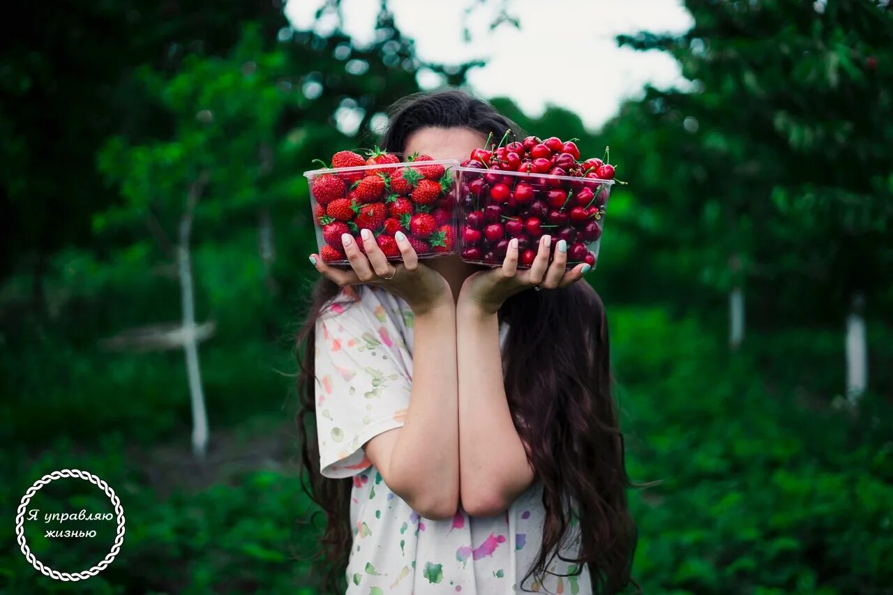 Я стала ягодкой. Девушка с клубникой. Фотосессия с ягодами. Девушка с ягодами. Девочка с земляникой.