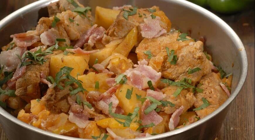 Готовим картошку с мясом и капустой. Картофель тушеный с грудинкой. тушёная капуста с картошкой и мясом. тушеная грудинка с картошкой. блюдо с квашеной капустой картошкой и мясом.