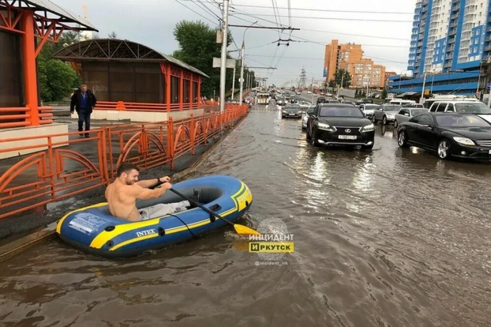 Лодка плывет по улице. На лодке по улице. Наводнение лодка. На лодке по затопленному огороду. Три дождя иркутск