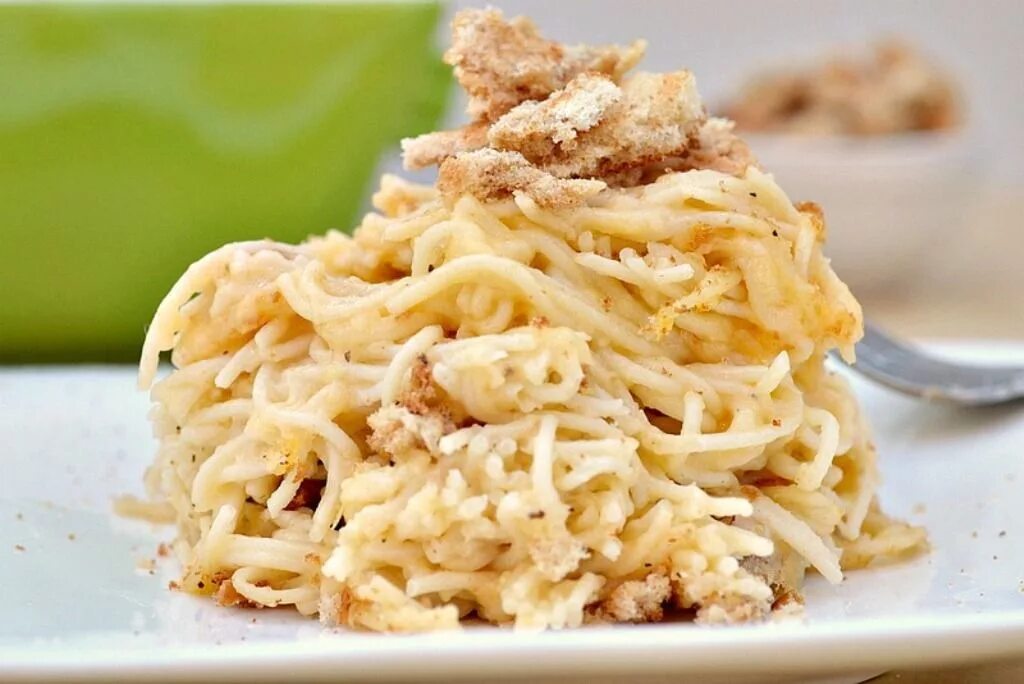 Приготовление курицы макароны. Макароны в сырном соусе с курицей. паста с курицей и сыром. макароны в сливочно сырном соусе с курицей. паста с сырным соусом и курицей.