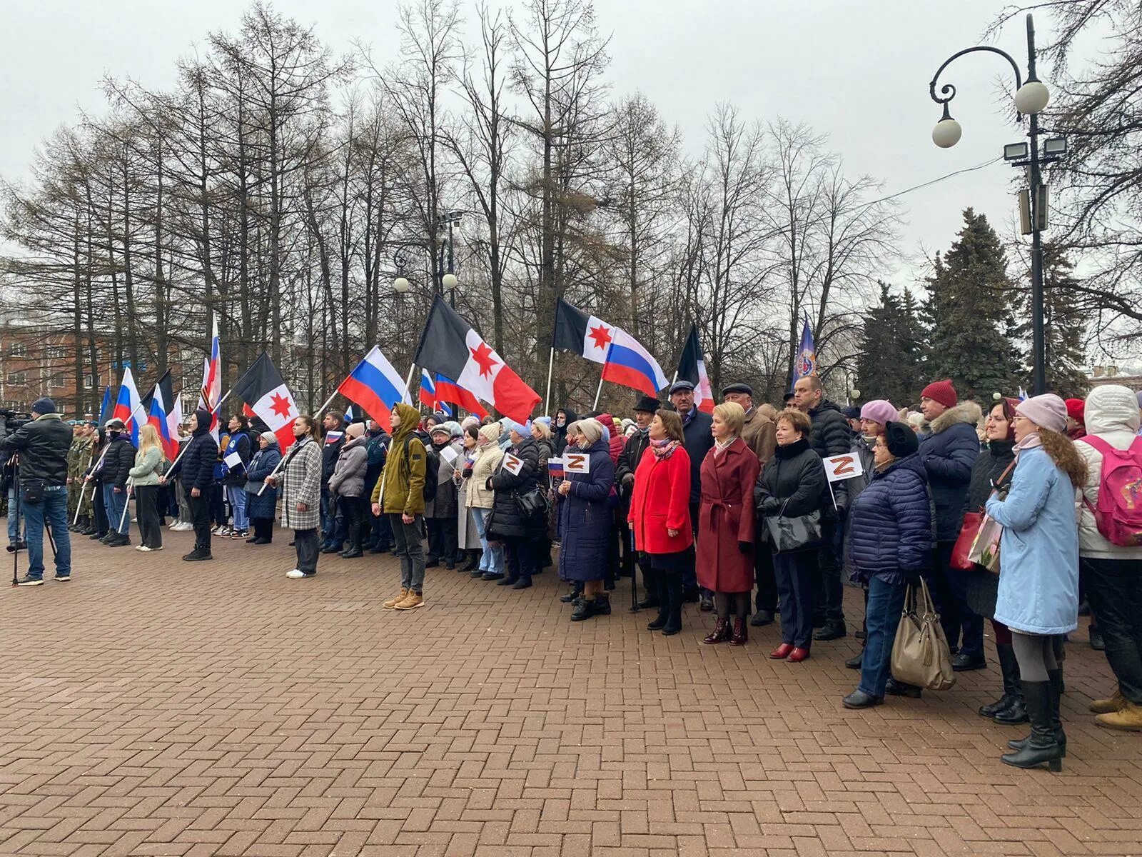 Проходить митинг. Митинг. митинг в воткинске. митинг концерт в поддержку спецоперации. митинг в шаранге.