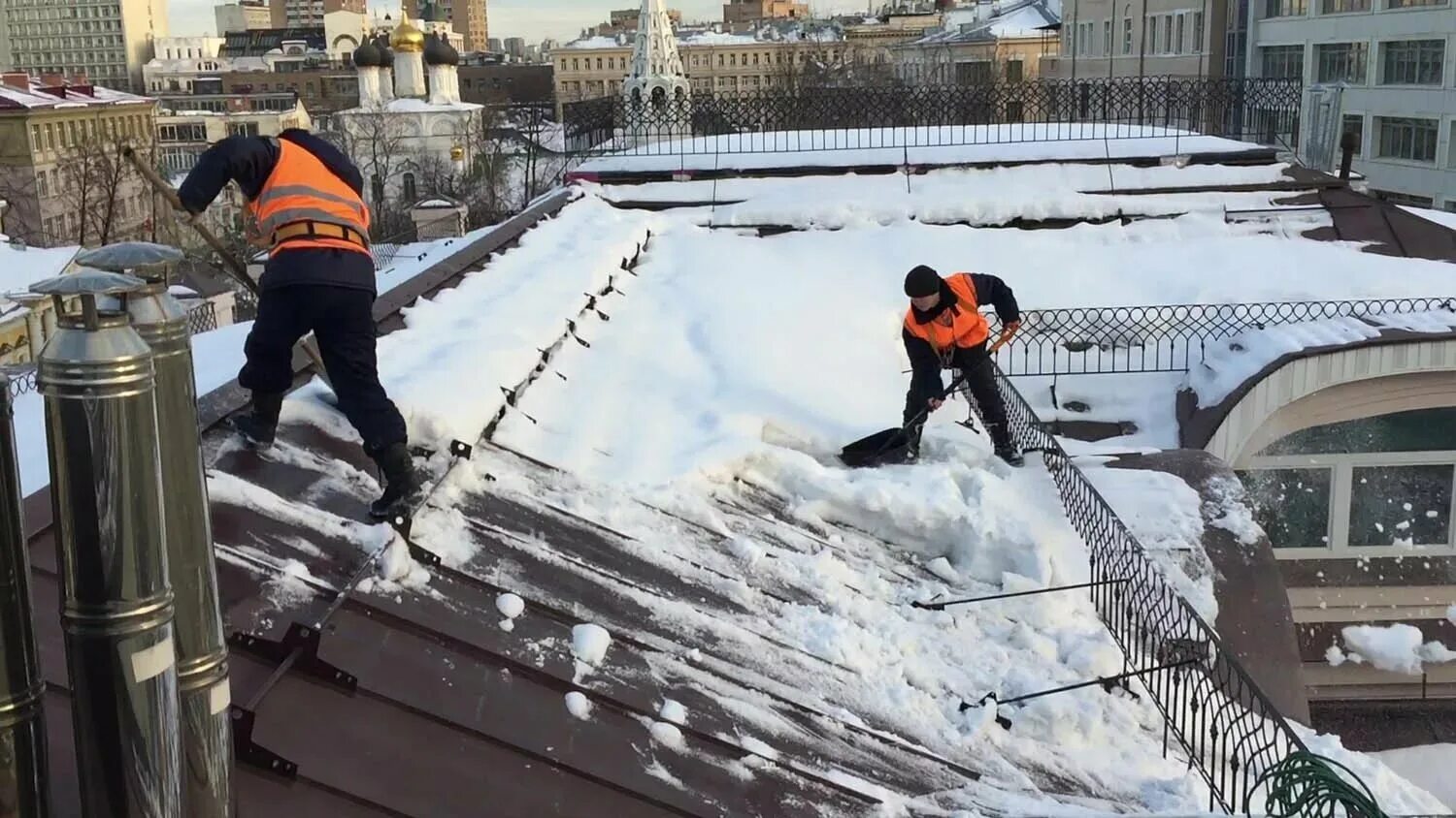 Цена очистки крыши от снега. Чистка кровли. Очистка кровли от снега. Уборка крыши от снега. Защита кровли от сосулек.