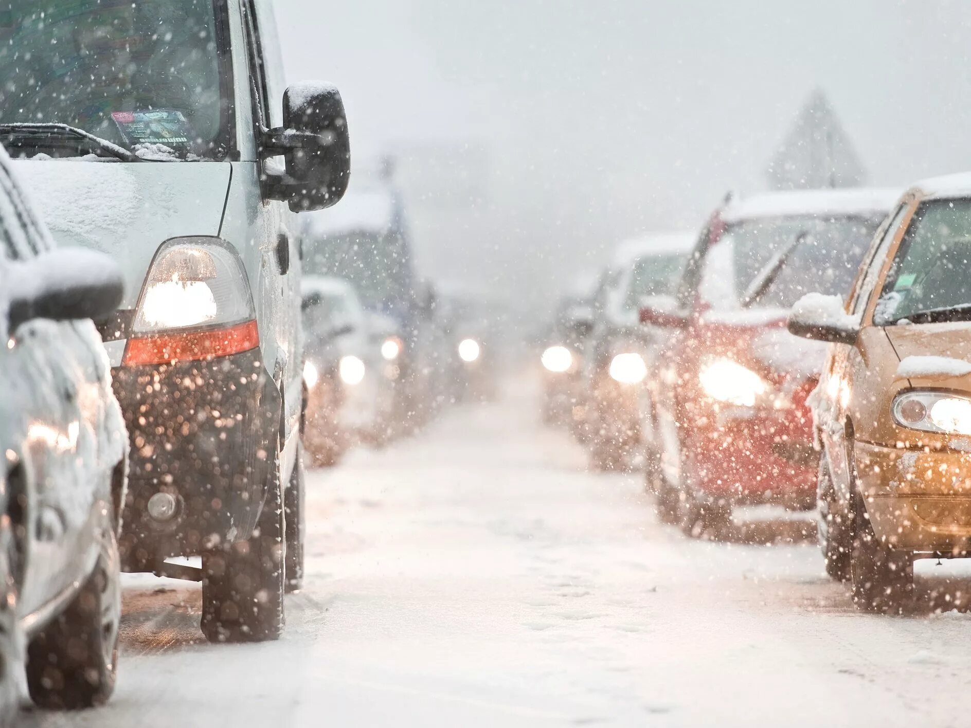 Наличие снега на дорогах. Снегопад на дороге. Дорога зимой на машине. Зима автомобиль на трассе. Машина зимой в городе.
