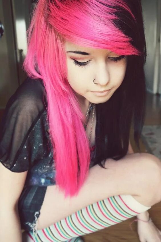 Эмо девушки. Эмо с розовыми волосами. Розово черные волосы. Эмо девушки с розовыми волосами. Эмо девушки.