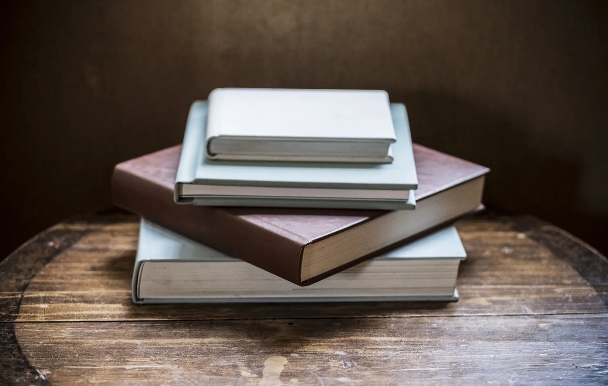 Мокап книги. Стол с открытой книгой. Столик для книг. Your book the table. Reserved кафе table.