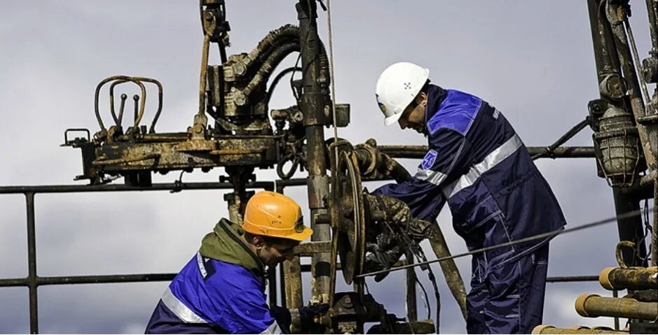 Специальность разработка нефтяных месторождений. Бурильщик эксплуатационных и разведочных скважин. разработчик нефтяных и газовых месторождений. бурение нефтяных и газовых месторождений. разработка и эксплуатация нефтяных и газовых месторождений.