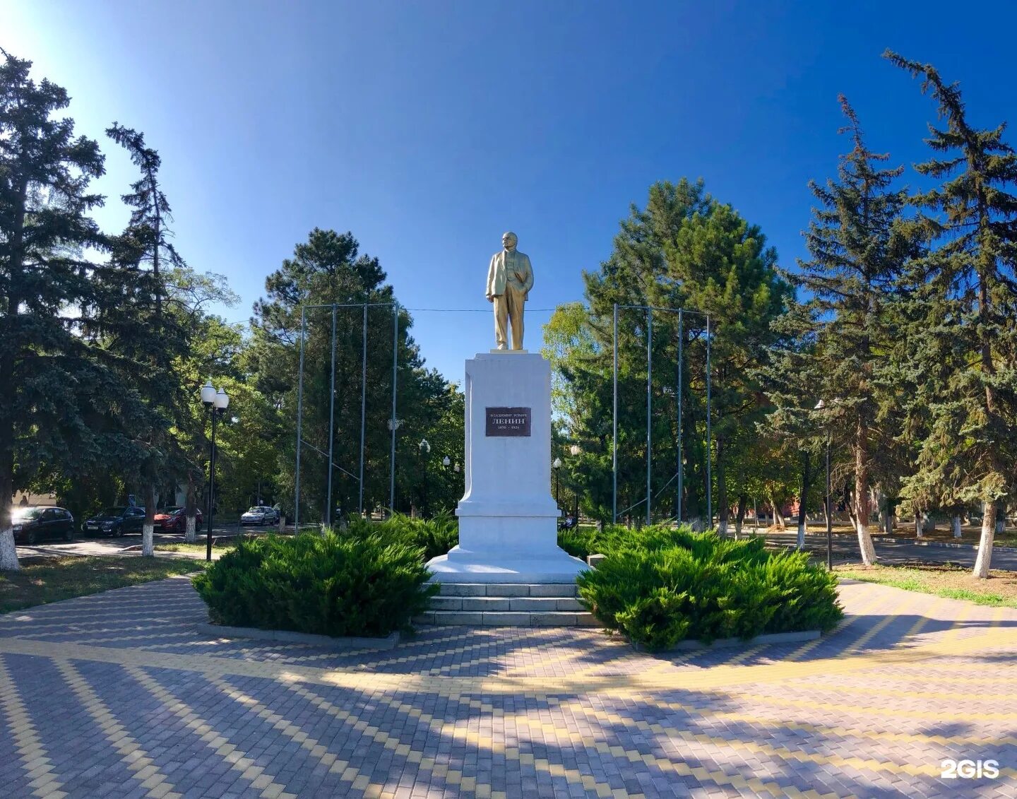 Памятник Ленину в Минеральных Водах. Городской парк Минеральные воды. Сквер Минеральных Водах. Мин воды памятник Ленину.