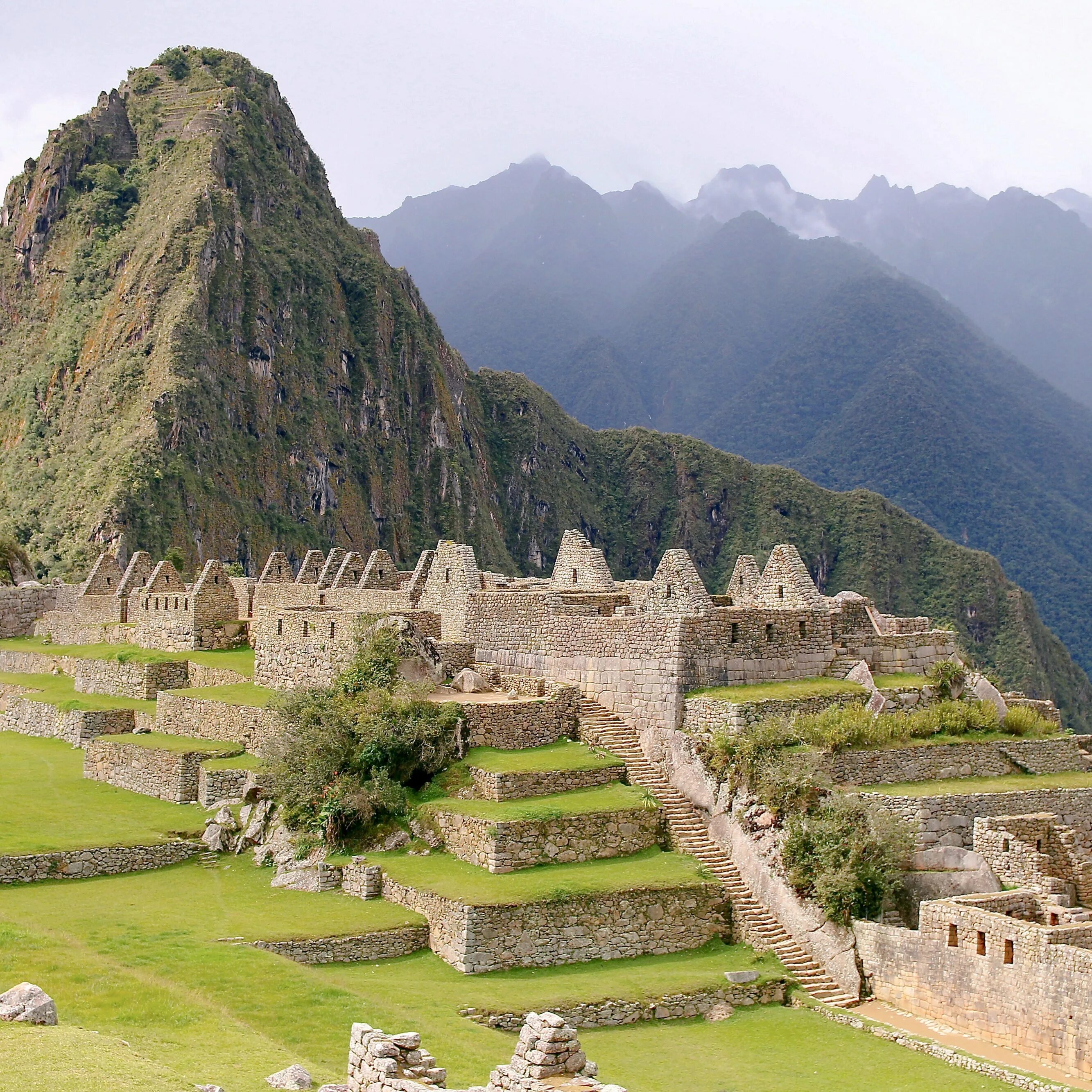 Мачу-Пикчу древний город инков. Перу природа. Перу пейзажи красивые. Замок в Перу.