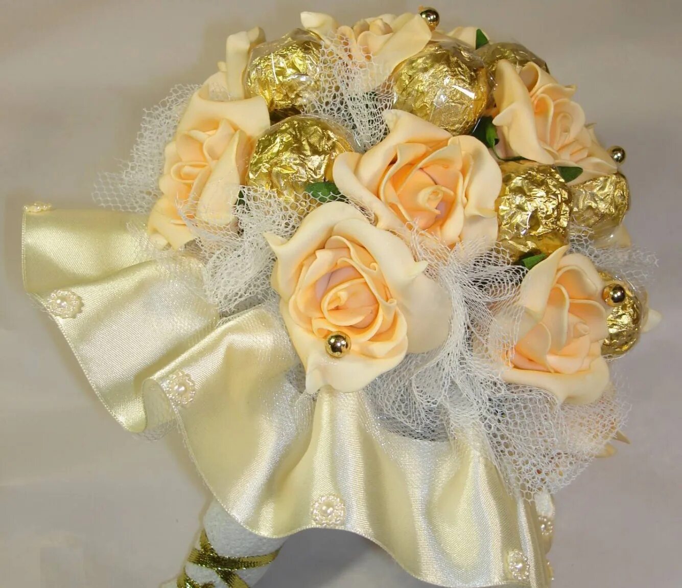 Букет из конфет на свадьбу молодоженам. Свадебные букеты для невесты из конфет. Композиции из конфет необычные. Необычные сладкие букеты. Сладкий букет на свадьбу в подарок.