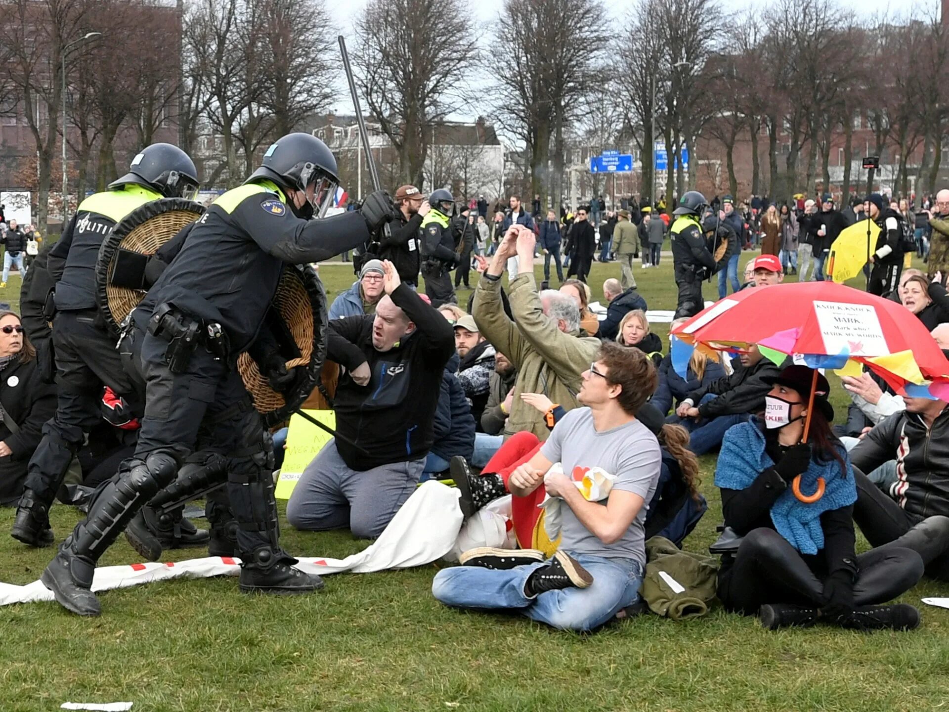 Полиция Франции разгоняет демонстрантов. Протесты в Амстердаме 2022. Нидерланды антиковидные протесты. Разгон демонстрантов вснидерландах.