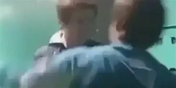 Мальчик ударил девочку