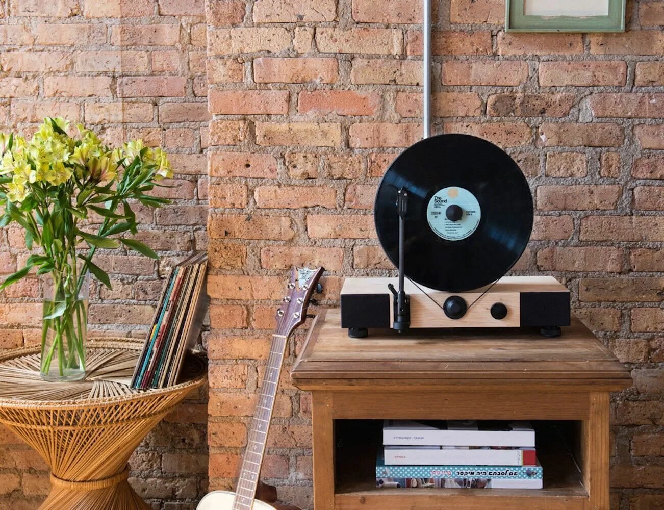 The record can be can been. Проигрыватель пластинок Crosley в интерьере. Gramovox Vertical Turntable. Виниловые пластинки в интерьере. Проигрыватель виниловых пластинок в интерьере.