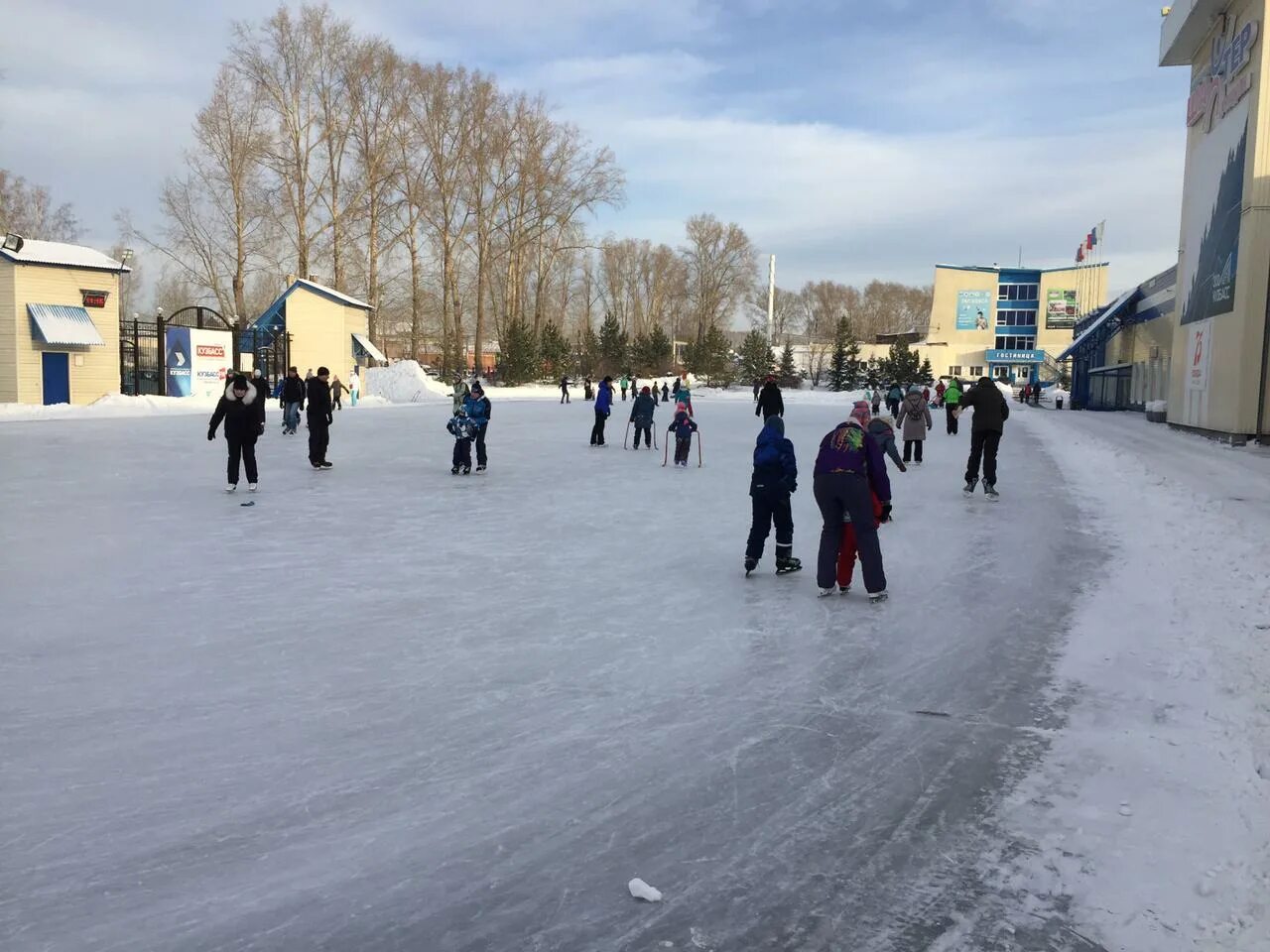 Каток шахтер кемерово. Стадион шахтер киселевск. Каток на веры волошиной кемерово. Стадион шахтер кемерово каток. Центр спорта шахтер кемерово каток.